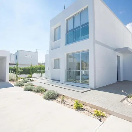 Rent Your Dream Holiday And Look Forward To Relaxing Beside Your Private Pool 1554 *