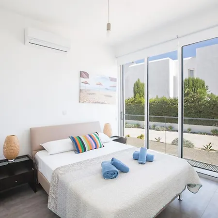 Rent Your Dream Holiday And Look Forward To Relaxing Beside Your Private Pool 1554 *