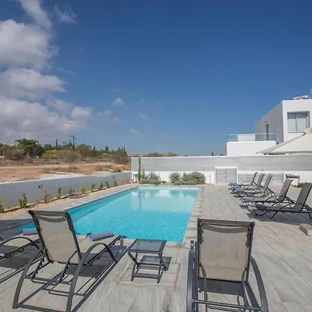 Rent Your Dream Holiday And Look Forward To Relaxing Beside Your Private Pool 1554